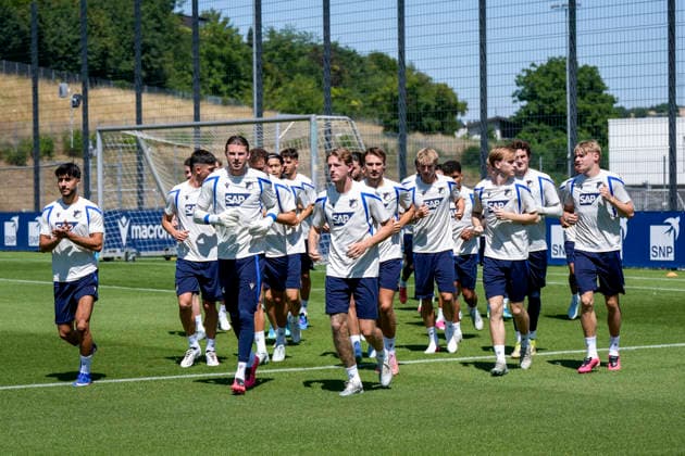 Spieler der TSG 1899 Hoffenheim beim Aufwärmen, Aufwärmprogramm, Warmlaufen, Aktion, Action, 12.07.2026, Zuzenhausen (Deutschland), Fussball, Bundesliga, Trainingsauftakt TSG 1899 Hoffenheim, DFB DFL REGULATIONS PROHIBIT ANY USE OF PHOTOGRAPHS AS IMAGE SEQUENCES AND OR QUASI-VIDEO. *** TSG 1899 Hoffenheim players warming up, warm-up routine, warming up, action, July 12, 2026, Zuzenhausen, Germany, soccer, Bundesliga, start of training for TSG 1899 Hoffenheim, DFB and DFL regulations prohibit any use of photographs as image sequences and or quasi-video xozx