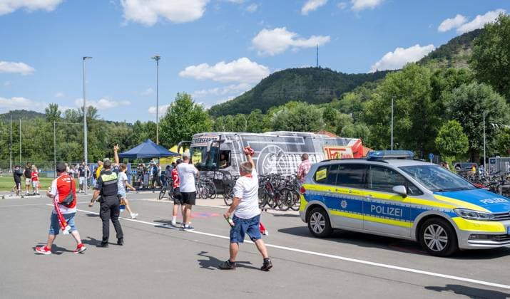 Fußball, Herren, Saison 2026 2027, Testspiel, FC Carl Zeiss Jena - 1. FC Union Berlin, der Mannschaftsbus des 1. FC Union stand im Stau, die Polizei eskortierte ihn bis zum Stadion, im Hintergrund die Kernberge, 12.07. 2026, *** Soccer, Men s, 2026–2027 Season, Friendly Match, FC Carl Zeiss Jena vs. 1. FC Union Berlin; the 1. FC Union team bus was stuck in traffic, and the police escorted it to the stadium; the Kernberge mountains in the background, July 12, 2026, Copyright: xMatthiasxKochx