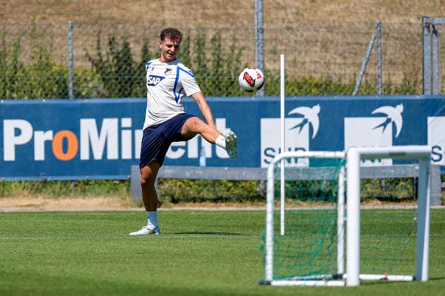 Fisnik Asllani (Hoffenheim, 11), am Ball, Freisteller, Ganzkörper, Einzelbild, Einzelfoto, Aktion, Action, 12.07.2026, Zuzenhausen (Deutschland), Fussball, Bundesliga, Trainingsauftakt TSG 1899 Hoffenheim, DFB DFL REGULATIONS PROHIBIT ANY USE OF PHOTOGRAPHS AS IMAGE SEQUENCES AND OR QUASI-VIDEO. *** Fisnik Asllani Hoffenheim, 11, on the ball, isolated figure, full-body shot, single frame, single photo, action, July 12, 2026, Zuzenhausen, Germany, soccer, Bundesliga, start of training for TSG 1899 Hoffenheim, DFB and DFL regulations prohibit any use of photographs as image sequences and or quasi-video xozx