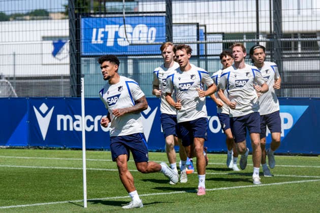 Spieler der TSG 1899 Hoffenheim, angeführt von Valentin Gendrey (Hoffenheim, 15), beim Aufwärmen, Aufwärmprogramm, Warmlaufen, Aktion, Action, 12.07.2026, Zuzenhausen (Deutschland), Fussball, Bundesliga, Trainingsauftakt TSG 1899 Hoffenheim, DFB DFL REGULATIONS PROHIBIT ANY USE OF PHOTOGRAPHS AS IMAGE SEQUENCES AND OR QUASI-VIDEO. *** TSG 1899 Hoffenheim players, led by Valentin Gendrey Hoffenheim, 15, warming up, warm-up routine, action, July 12, 2026, Zuzenhausen, Germany, soccer, Bundesliga, start of training for TSG 1899 Hoffenheim, DFB and DFL regulations prohibit any use of photographs as image sequences and or quasi-video xozx