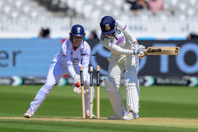Sport Bilder des Tages LONDON, ENGLAND JULY 12 - Sneh Rana of India bowled by Sophie Ecclestone of England for her 5th wicket haul during Day 3 of the Rothesay Test Match game between England and India at Lord s Cricket Ground on July 12, 2026 in London , England . (Photo by Keeran Marquis Sports Press Photo)  Copyright: xKeeranxMarquis SPPx Sportspressphoto_SPR189857