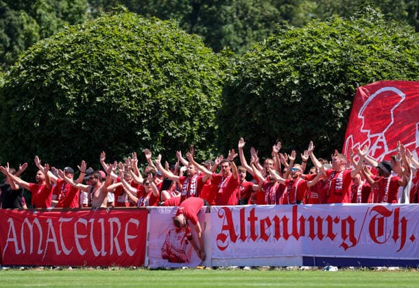 12.07.2026, Deutschland, Stuttgart, Fussball, Testspiel, Regionalliga Südwest, SV Stuttgarter Kickers vs. FC Bayern München II, Bayern Fans, Zuschauer *** July 12, 2026, Germany, Stuttgart, Soccer, Friendly Match, Regionalliga Südwest, SV Stuttgarter Kickers vs. FC Bayern Munich II, Bayern Fans, Spectators