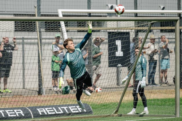 Jan Olchowsky (Borussia Moenchengladbach, 23) konzentriert sich auf den Ball. Oeffentliches Training Borussia Moenchengladbach auf dem Trainingsgelaende am ista-Borussia Park, 1. Bundesliga, Fussball, Saison 2026 2027, 12.07.2026 Training Borussia Moenchengladbach, 1. Bundesliga, Saison 2026 2027, 12.07.2026 Moenchengladbach *** Jan Olchowsky, Borussia Mönchengladbach, 23, focuses on the ball. Public training session for Borussia Mönchengladbach at the ista Borussia Park training facility, Bundesliga 1, soccer, 2026–2027 season, July 12, 2026: Borussia Mönchengladbach training session, Bundesliga 1, 2026–2027 season, July 12, 2026, Mönchengladbach Copyright: xEibner-Pressefoto ThomasxHaeslerx EP_THR
