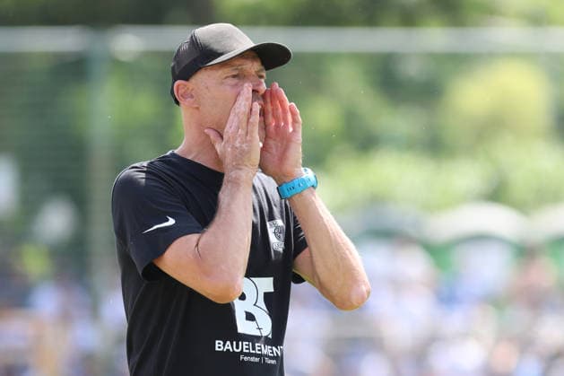 Testspiel: BSG Chemie Leipzig - 1. FC Magdeburg, 12.07.2026 Cheftrainer Alexander Schmidt (Chemie Leipzig). Fußball, Saison-Vorbereitung 2026 2027, Testspiel: BSG Chemie Leipzig (Regionalliga Nordost) vs. 1. FC Magdeburg (2. Bundesliga) am 12.07.2026 im Alfred-Kunze-Sportpark, Leipzig Leutzsch. *** Friendly Match: BSG Chemie Leipzig vs. 1 FC Magdeburg, July 12, 2026; Head Coach Alexander Schmidt, Chemie Leipzig Soccer, 2026–2027 Preseason, Friendly match: BSG Chemie Leipzig (Regionalliga Nordost) vs. 1 FC Magdeburg (2. Bundesliga) on July 12, 2026, at Alfred Kunze Sportpark, Leipzig-Leutzsch Copyright: xBEAUTIFULxSPORTS JanxKaeferx