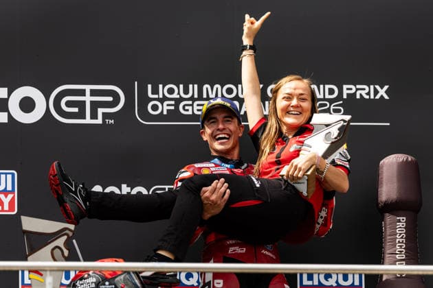 GER, Großer Preis von Deutschland, MotoGP. 11. Lauf, FIM Motorrad-Weltmeisterschaft. 12.07.2026, Sachsenring, Hohenstein-Ernstthal, GER, Großer Preis von Deutschland, MotoGP. 11. Lauf, FIM Motorrad-Weltmeisterschaft. Podium: Sieger 93, Marc Marquez, Ducati Lenovo Team mit einem Ducati Teammiglied Â Foto: Alexander Trienitz Hohenstein-Ernstthal Sachsenring Sachsen Deutschland *** GER, German Grand Prix, MotoGP Round 11, FIM Motorcycle World Championship, July 12, 2026, Sachsenring, Hohenstein Ernstthal, GER, German Grand Prix, MotoGP Round 11, FIM Motorcycle World Championship Podium Winner 93, Marc Marquez, Ducati Lenovo Team with a Ducati team member. Photo by Alexander Trienitz, Hohenstein Ernstthal, Sachsenring, Saxony, Germany