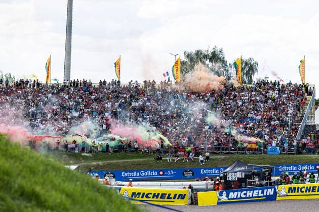 GER, Großer Preis von Deutschland, MotoGP. 11. Lauf, FIM Motorrad-Weltmeisterschaft. 12.07.2026, Sachsenring, Hohenstein-Ernstthal, GER, Großer Preis von Deutschland, MotoGP. 11. Lauf, FIM Motorrad-Weltmeisterschaft. Fans während der Einführungsrunde Â Foto: Alexander Trienitz Hohenstein-Ernstthal Sachsenring Sachsen Deutschland *** GER, German Grand Prix, MotoGP Round 11, FIM Motorcycle World Championship, July 12, 2026, Sachsenring, Hohenstein Ernstthal, GER, German Grand Prix, MotoGP Round 11, FIM Motorcycle World Championship Fans during the formation lap. Photo by Alexander Trienitz, Hohenstein Ernstthal, Sachsenring, Saxony, Germany