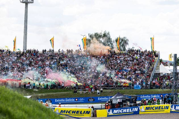 GER, Großer Preis von Deutschland, MotoGP. 11. Lauf, FIM Motorrad-Weltmeisterschaft. 12.07.2026, Sachsenring, Hohenstein-Ernstthal, GER, Großer Preis von Deutschland, MotoGP. 11. Lauf, FIM Motorrad-Weltmeisterschaft. Fans während der Einführungsrunde Â Foto: Alexander Trienitz Hohenstein-Ernstthal Sachsenring Sachsen Deutschland *** GER, German Grand Prix, MotoGP Round 11, FIM Motorcycle World Championship, July 12, 2026, Sachsenring, Hohenstein Ernstthal, GER, German Grand Prix, MotoGP Round 11, FIM Motorcycle World Championship Fans during the formation lap. Photo by Alexander Trienitz, Hohenstein Ernstthal, Sachsenring, Saxony, Germany