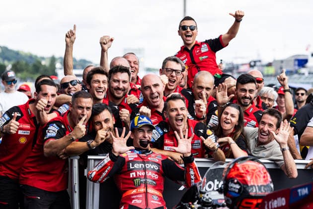 GER, Großer Preis von Deutschland, MotoGP. 11. Lauf, FIM Motorrad-Weltmeisterschaft. 12.07.2026, Sachsenring, Hohenstein-Ernstthal, GER, Großer Preis von Deutschland, MotoGP. 11. Lauf, FIM Motorrad-Weltmeisterschaft. Sieger 93, Marc Marquez, Ducati Lenovo Team jubelt mit dem Team nach dem 10. Siegen am Sachsenring Â Foto: Alexander Trienitz Hohenstein-Ernstthal Sachsenring Sachsen Deutschland *** GER, German Grand Prix, MotoGP Round 11, FIM Motorcycle World Championship, July 12, 2026, Sachsenring, Hohenstein Ernstthal, GER, German Grand Prix, MotoGP Round 11, FIM Motorcycle World Championship Winner 93, Marc Marquez, Ducati Lenovo Team celebrates with the team after their 10th victory at the Sachsenring. Photo by Alexander Trienitz, Hohenstein Ernstthal, Sachsenring, Saxony, Germany