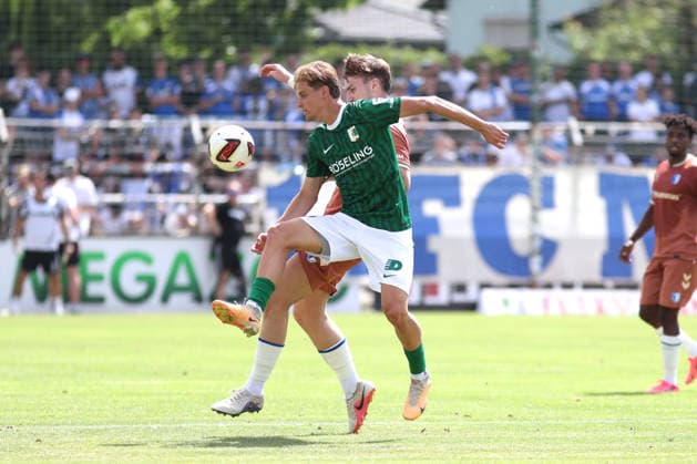 Testspiel: BSG Chemie Leipzig - 1. FC Magdeburg, 12.07.2026 Christoph Maier (10, Chemie Leipzig) vor Tony Reitz (14, 1. FC Magdeburg). Fußball, Saison-Vorbereitung 2026 2027, Testspiel: BSG Chemie Leipzig (Regionalliga Nordost) vs. 1. FC Magdeburg (2. Bundesliga) am 12.07.2026 im Alfred-Kunze-Sportpark, Leipzig Leutzsch. *** Friendly Match: BSG Chemie Leipzig vs. 1 FC Magdeburg, July 12, 2026; Christoph Maier 10, Chemie Leipzig vs. Tony Reitz 14, 1 FC Magdeburg; Soccer; 2026–2027 Preseason; Friendly match: BSG Chemie Leipzig (Regionalliga Nordost) vs. 1 FC Magdeburg (2. Bundesliga) on July 12, 2026, at Alfred Kunze Sportpark, Leipzig-Leutzsch Copyright: xBEAUTIFULxSPORTS JanxKaeferx