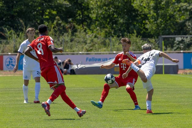 SV Stuttgarter Kickers - FC Bayern Muenchen II, Fussball, Herren, Freundschaftsspiele Deutschland, Saison 2026 2027, 12.07.2026, Allen Junior Lambe (FC Bayrn Muenchen II 08), Tim Andreas Binder (FC Bayrn Muenchen II 07) und Christian Mauersberger (SV Stuttgarter Kickers 38) SV Stuttgarter Kickers - FC Bayern Muenchen II, Fussball, Herren, Freundschaftsspiele Deutschland, Saison 2026 2027, 12.07.2026, *** SV Stuttgarter Kickers vs. FC Bayern Munich II, Soccer, Men s, Friendly Matches in Germany, 2026–2027 Season, July 12, 2026, Allen Junior Lambe vs. FC Bayern Munich II 08, Tim Andreas Binder, FC Bayern Munich II ’07, and Christian Mauersberger, SV Stuttgarter Kickers ’38, SV Stuttgarter Kickers vs. FC Bayern Munich II, Soccer, Men’s, Friendly Matches in Germany, 2026–2027 Season, July 12, 2026, Copyright: xDROFITSCH EIBNERx EP_ddh