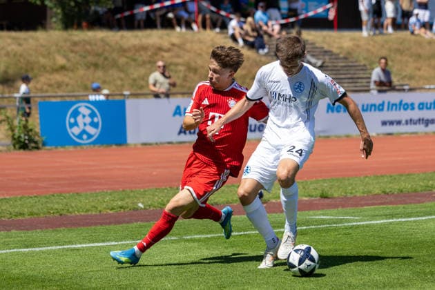 SV Stuttgarter Kickers - FC Bayern Muenchen II, Fussball, Herren, Freundschaftsspiele Deutschland, Saison 2026 2027, 12.07.2026, Tim Andreas Binder (FC Bayrn Muenchen II 07) und Vincent Schwab (SV Stuttgarter Kickers 24) SV Stuttgarter Kickers - FC Bayern Muenchen II, Fussball, Herren, Freundschaftsspiele Deutschland, Saison 2026 2027, 12.07.2026, *** SV Stuttgarter Kickers vs. FC Bayern Munich II, Soccer, Men s, Friendly Matches in Germany, 2026–2027 Season, July 12, 2026, Tim Andreas Binder, FC Bayern Munich II (07), and Vincent Schwab, SV Stuttgarter Kickers (24), SV Stuttgarter Kickers vs. FC Bayern Munich II, Soccer, Men’s, Friendly Matches in Germany, 2026–2027 Season, July 12, 2026, Copyright: xDROFITSCH EIBNERx EP_ddh