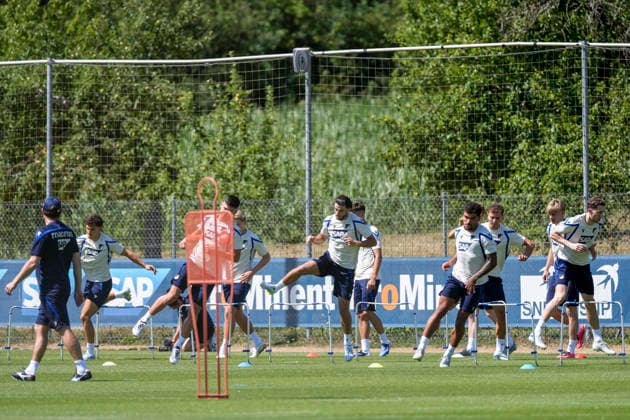 Spieler der TSG 1899 Hoffenheim, beim Aufwärmen, Aufwärmprogramm, Warmlaufen, Aktion, Action, 12.07.2026, Zuzenhausen (Deutschland), Fussball, Bundesliga, Trainingsauftakt TSG 1899 Hoffenheim, DFB DFL REGULATIONS PROHIBIT ANY USE OF PHOTOGRAPHS AS IMAGE SEQUENCES AND OR QUASI-VIDEO. *** TSG 1899 Hoffenheim players warming up, warm-up routine, warming up, action, July 12, 2026, Zuzenhausen, Germany, soccer, Bundesliga, start of training for TSG 1899 Hoffenheim, DFB and DFL regulations prohibit any use of photographs as image sequences and or quasi-video xozx
