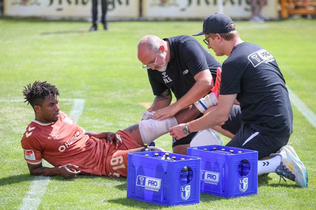 12.07.2026, xtgx, Fussball Testspiel, BSG Chemie Leipzig - 1. FC Magdeburg emspor, v.l. Lubambo Musonda (Magdeburg, 19) verletzt, Verletzung, injury, injured (DFL DFB REGULATIONS PROHIBIT ANY USE OF PHOTOGRAPHS as IMAGE SEQUENCES and or QUASI-VIDEO) Leipzig *** July 12, 2026, xtgx, Soccer friendly match, BSG Chemie Leipzig vs. FC Magdeburg emspor, from left: Lubambo Musonda (Magdeburg), 19 injured, injury, injured DFL DFB REGULATIONS PROHIBIT ANY USE OF PHOTOGRAPHS as IMAGE SEQUENCES and or QUASI-VIDEO Leipzig