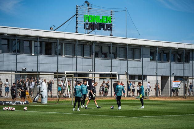 Torwarttraining der Borussia vor dem Fohlen Campus. Daniel Batz (Borussia Moenchengladbach, 33), Moritz Nicolas (Borussia Moenchengladbach, 01), Jan Olschowsky (Borussia Moenchengladbach, 23), Tobias Sippel (Borussia Moenchengladbach, 21), Andre Wachter (Torwart-Trainer, Borussia Moenchengladbach) Trainingsauftakt VfL Borussia Moenchengladbach, Fussball, 1. Bundesliga, Saison 2026 2027, 12.07.2026 DFL REGULATIONS PROHIBIT ANY USE OF PHOTOGRAPHS AS IMAGE SEQUENCES AND OR QUASI-VIDEO Trainingsauftakt VfL Borussia Moenchengladbach, Fussball, 1. Bundesliga, Saison 2026 2027, 12.07.2026 Moenchengladbach *** Borussia Goalkeeper Training at the Fohlen Campus: Daniel Batz, Borussia Mönchengladbach, 33; Moritz Nicolas, Borussia Mönchengladbach, 01, Jan Olschowsky, Borussia Mönchengladbach, 23, Tobias Sippel, Borussia Mönchengladbach, 21, Andre Wachter, Goalkeeper Coach, Borussia Mönchengladbach; Start of training camp for VfL Borussia Mönchengladbach, soccer, 1 Bundesliga, 2026–2027 season, July 12, 2026 DFL regulations prohibit any use of photographs as image sequences and or quasi-video Start of training for VfL Borussia Mönchengladbach, soccer, 1st Bundesliga, 2026–2027 Season, July 12, 2026, Mönchengladbach Copyright: xEibner-Pressefoto J.xDerondeaux EP_JDU