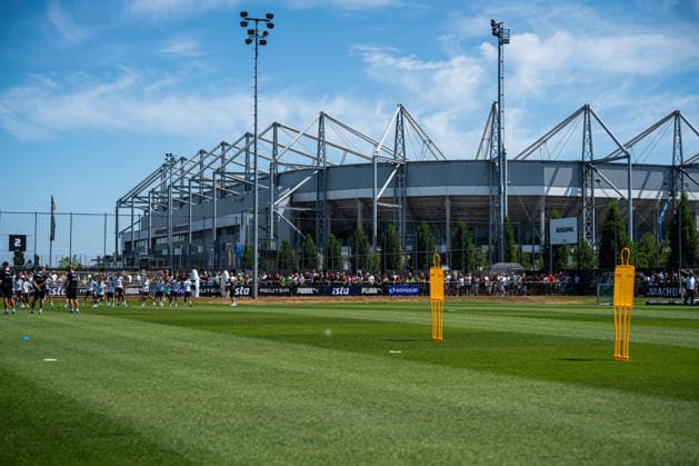 Training vor dem ista-Borussia-Park. Beispielbild, Beispielfoto, Symbolbild, Symbolfoto, Stockfoto Trainingsauftakt VfL Borussia Moenchengladbach, Fussball, 1. Bundesliga, Saison 2026 2027, 12.07.2026 DFL REGULATIONS PROHIBIT ANY USE OF PHOTOGRAPHS AS IMAGE SEQUENCES AND OR QUASI-VIDEO Trainingsauftakt VfL Borussia Moenchengladbach, Fussball, 1. Bundesliga, Saison 2026 2027, 12.07.2026 Moenchengladbach *** Training session in front of ista Borussia Park: example image, example photo, stock photo, VfL Borussia Mönchengladbach training kickoff, soccer, Bundesliga 1, 2026–2027 season, July 12, 2026 DFL regulations prohibit any use of photographs as image sequences and or quasi-video VfL Borussia Mönchengladbach training kickoff, soccer, Bundesliga 1, 2026–2027 season, July 12, 2026, Mönchengladbach Copyright: xEibner-Pressefoto J.xDerondeaux EP_JDU