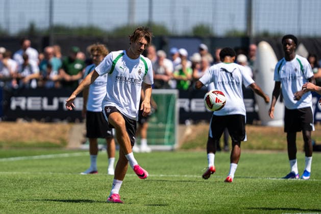 Sport Bilder des Tages Florian Neuhaus (Borussia Moenchengladbach, 10) Trainingsauftakt VfL Borussia Moenchengladbach, Fussball, 1. Bundesliga, Saison 2026 2027, 12.07.2026 DFL REGULATIONS PROHIBIT ANY USE OF PHOTOGRAPHS AS IMAGE SEQUENCES AND OR QUASI-VIDEO Trainingsauftakt VfL Borussia Moenchengladbach, Fussball, 1. Bundesliga, Saison 2026 2027, 12.07.2026 Moenchengladbach *** Florian Neuhaus, Borussia Mönchengladbach, 10: Start of Training for VfL Borussia Mönchengladbach, Soccer, Bundesliga 1, 2026–2027 Season, July 12, 2026 DFL regulations prohibit any use of photographs as image sequences and or quasi-video Start of training for VfL Borussia Mönchengladbach, soccer, Bundesliga 1, 2026–2027 season, July 12, 2026, Mönchengladbach Copyright: xEibner-Pressefoto J.xDerondeaux EP_JDU