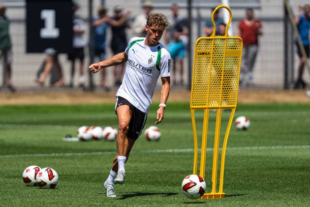 Robin Hack (Borussia Moenchengladbach, 25) Trainingsauftakt VfL Borussia Moenchengladbach, Fussball, 1. Bundesliga, Saison 2026 2027, 12.07.2026 DFL REGULATIONS PROHIBIT ANY USE OF PHOTOGRAPHS AS IMAGE SEQUENCES AND OR QUASI-VIDEO Trainingsauftakt VfL Borussia Moenchengladbach, Fussball, 1. Bundesliga, Saison 2026 2027, 12.07.2026 Moenchengladbach *** Robin Hack, Borussia Mönchengladbach, 25: Start of Training for VfL Borussia Mönchengladbach, Soccer, Bundesliga 1, 2026–2027 Season, July 12, 2026 DFL regulations prohibit any use of photographs as image sequences and or quasi-video Start of training for VfL Borussia Mönchengladbach, soccer, Bundesliga 1, 2026–2027 season, July 12, 2026, Mönchengladbach Copyright: xEibner-Pressefoto J.xDerondeaux EP_JDU