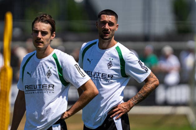 links Florian Neuhaus (Borussia Moenchengladbach, 10), mitte Tim Kleindienst (Borussia Moenchengladbach, 11) Trainingsauftakt VfL Borussia Moenchengladbach, Fussball, 1. Bundesliga, Saison 2026 2027, 12.07.2026 DFL REGULATIONS PROHIBIT ANY USE OF PHOTOGRAPHS AS IMAGE SEQUENCES AND OR QUASI-VIDEO Trainingsauftakt VfL Borussia Moenchengladbach, Fussball, 1. Bundesliga, Saison 2026 2027, 12.07.2026 Moenchengladbach *** Left: Florian Neuhaus, Borussia Mönchengladbach, 10; center: Tim Kleindienst, Borussia Mönchengladbach, 11; Start of training camp, VfL Borussia Mönchengladbach, soccer, Bundesliga 1, 2026–2027 season, July 12, 2026 DFL regulations prohibit any use of photographs as image sequences and or quasi-video. Start of training for VfL Borussia Mönchengladbach, soccer, Bundesliga 1, 2026–2027 season, July 12, 2026, Mönchengladbach Copyright: xEibner-Pressefoto J.xDerondeaux EP_JDU