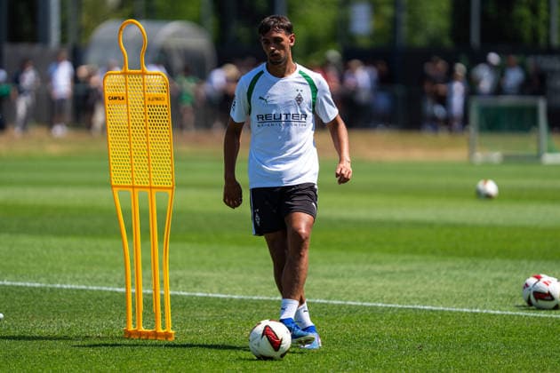 Kevin Diks (Borussia Moenchengladbach, 04) Trainingsauftakt VfL Borussia Moenchengladbach, Fussball, 1. Bundesliga, Saison 2026 2027, 12.07.2026 DFL REGULATIONS PROHIBIT ANY USE OF PHOTOGRAPHS AS IMAGE SEQUENCES AND OR QUASI-VIDEO Trainingsauftakt VfL Borussia Moenchengladbach, Fussball, 1. Bundesliga, Saison 2026 2027, 12.07.2026 Moenchengladbach *** Kevin Diks, Borussia Mönchengladbach, 04 Start of Training, VfL Borussia Mönchengladbach, Soccer, Bundesliga 1, 2026–2027 Season, July 12, 2026 DFL regulations prohibit any use of photographs as image sequences and or quasi-video Start of training for VfL Borussia Mönchengladbach, soccer, Bundesliga 1, 2026–2027 Season, July 12, 2026, Mönchengladbach Copyright: xEibner-Pressefoto J.xDerondeaux EP_JDU