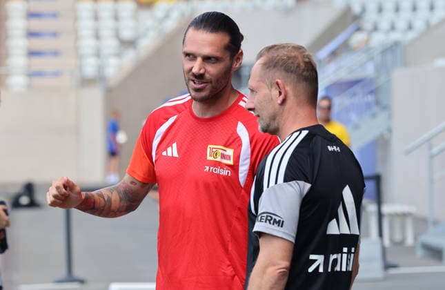 Christopher Trimmel redet mit Trainer Mauro Lustrinelli Aktion Oberkörper Fußball Fussball Testspiel Saison 2026 2027 12.07.2026 FC Carl Zeiss Jena vs.1.FC Union Berlin FCU DFL regulations prohibit any use of photographs as image sequences and or quasi-video. *** Christopher Trimmel talks with coach Mauro Lustrinelli. Upper body workout. Sports. Soccer. Friendly match. 2026–2027 season. December 7, 2026. FC Carl Zeiss Jena vs. 1. FC Union Berlin. FCU. DFL regulations prohibit any use of photographs as image sequences and or quasi-video.
