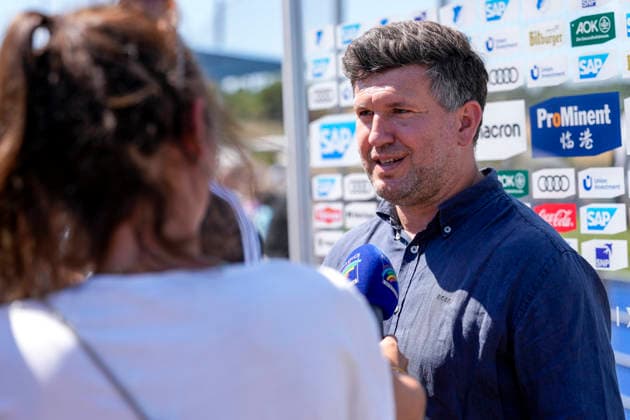 Andreas Schicker (Geschäftsführer Hoffenheim), mit Mikrofon beim Interview, TV, Fernsehen, Einzelbild, Einzelfoto, Aktion, Action, 12.07.2026, Zuzenhausen (Deutschland), Fussball, Bundesliga, Trainingsauftakt TSG 1899 Hoffenheim, DFB DFL REGULATIONS PROHIBIT ANY USE OF PHOTOGRAPHS AS IMAGE SEQUENCES AND OR QUASI-VIDEO. *** Andreas Schicker, Managing Director of Sports, Hoffenheim, holding a microphone during an interview, TV, television, still image, single photo, action, July 12, 2026, Zuzenhausen, Germany, soccer, Bundesliga, start of training for TSG 1899 Hoffenheim; DFB and DFL regulations prohibit any use of photographs as image sequences and or quasi-video xozx