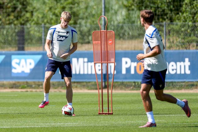Nathan De Cat (Hoffenheim, 17, Neuzugang), am Ball, Aktion, Action, Spielszene, 12.07.2026, Zuzenhausen (Deutschland), Fussball, Bundesliga, Trainingsauftakt TSG 1899 Hoffenheim, DFB DFL REGULATIONS PROHIBIT ANY USE OF PHOTOGRAPHS AS IMAGE SEQUENCES AND OR QUASI-VIDEO. *** Nathan De Cat Hoffenheim, 17, new signing, on the ball, action, game scene, July 12, 2026, Zuzenhausen, Germany, soccer, Bundesliga, start of training for TSG 1899 Hoffenheim, DFB and DFL regulations prohibit any use of photographs as image sequences and or quasi-video xozx