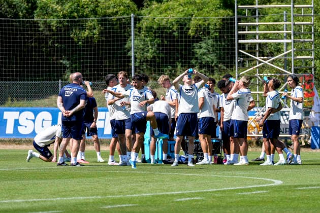 Spieler der TSG 1899 Hoffenheim, bei einer Trinkpause, trinken, Spielpause, Unterbrechung, Hydration Break, Aktion, Action, 12.07.2026, Zuzenhausen (Deutschland), Fussball, Bundesliga, Trainingsauftakt TSG 1899 Hoffenheim, DFB DFL REGULATIONS PROHIBIT ANY USE OF PHOTOGRAPHS AS IMAGE SEQUENCES AND OR QUASI-VIDEO. *** TSG 1899 Hoffenheim players taking a drink break, drinking, game break, interruption, hydration break, action, July 12, 2026, Zuzenhausen, Germany, soccer, Bundesliga, start of training for TSG 1899 Hoffenheim, DFB and DFL regulations prohibit any use of photographs as image sequences and or quasi-video xozx