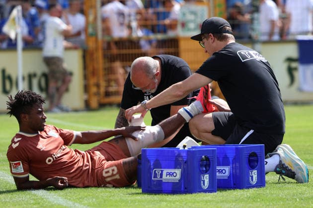 Deutschland: Freundschaftsspiel 2026 - 2027, BSG Chemie Leipzig - 1. FC Magdeburg, Alfred-Kunze Sportpark (Leipzig): Verletzung von Lubambo Musonda (1. FC Magdeburg, 19) *** Germany Friendly Match 2026 2027, BSG Chemie Leipzig vs. 1 FC Magdeburg, Alfred Kunze Sportpark, Leipzig; Injury to Lubambo Musonda of 1 FC Magdeburg, 19 Copyright: xLucasxWalterx