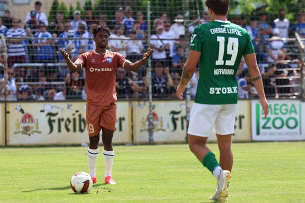 Deutschland: Freundschaftsspiel 2026 - 2027, BSG Chemie Leipzig - 1. FC Magdeburg, Alfred-Kunze Sportpark (Leipzig): Lubambo Musonda (1. FC Magdeburg, 19) Reaktion auf Foul *** Germany Friendly Match 2026 2027, BSG Chemie Leipzig vs. 1 FC Magdeburg, Alfred Kunze Sportpark, Leipzig, Lubambo Musonda (1 FC Magdeburg), 19 Reactions to a Foul Copyright: xx