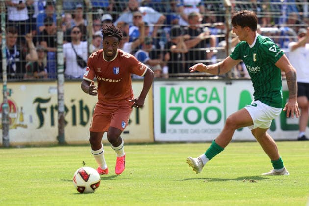 Deutschland: Freundschaftsspiel 2026 - 2027, BSG Chemie Leipzig - 1. FC Magdeburg, Alfred-Kunze Sportpark (Leipzig): Dribbling von Lubambo Musonda (1. FC Magdeburg, 19) *** Germany Friendly Match 2026 2027, BSG Chemie Leipzig vs. 1 FC Magdeburg, Alfred Kunze Sportpark, Leipzig; Dribble by Lubambo Musonda of 1 FC Magdeburg, 19 Copyright: xLucasxWalterx