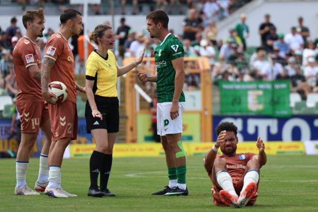 Deutschland: Freundschaftsspiel 2026 - 2027, BSG Chemie Leipzig - 1. FC Magdeburg, Alfred-Kunze Sportpark (Leipzig): Foul von Tyron Profis (BSG Chemie Leipzig, 33) an Herbert Bockhorn (1. FC Magdeburg, 7) *** Germany Friendly Match 2026 2027, BSG Chemie Leipzig vs. 1 FC Magdeburg, Alfred Kunze Sportpark, Leipzig: Foul by Tyron Profis (BSG Chemie Leipzig, 33) on Herbert Bockhorn (1 FC Magdeburg, 7) Copyright: xLucasxWalterx