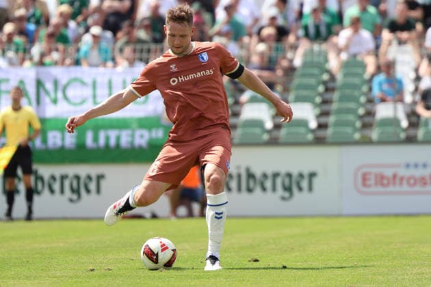 Deutschland: Freundschaftsspiel 2026 - 2027, BSG Chemie Leipzig - 1. FC Magdeburg, Alfred-Kunze Sportpark (Leipzig): Pass von Paul Jaeckel (1. FC Magdeburg, 6) *** Germany Friendly Match 2026 2027, BSG Chemie Leipzig vs. 1 FC Magdeburg, Alfred Kunze Sportpark, Leipzig; Assist by Paul Jaeckel, 1 FC Magdeburg, 6 Copyright: xLucasxWalterx