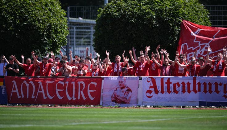 Fussball Regionalliga Sued Bayern 2026 2027 Testspiel 12.07.2026 SV Kickers Stuttgart - FC Bayern Muenchen II FC Bayern Fans machen Stimmung *** Soccer: Southern Bavaria Regional League 2026–2027, Friendly Match, July 12, 2026: SV Kickers Stuttgart vs. FC Bayern Munich II; FC Bayern Fans Create a Great Atmosphere
