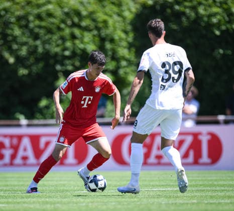 Fussball Regionalliga Sued Bayern 2026 2027 Testspiel 12.07.2026 SV Kickers Stuttgart - FC Bayern Muenchen II Filip Pavic (li, FC Bayern Muenchen II) gegen Dejan Bozic (re, Kickers) *** Soccer, Southern Bavaria Regional League, 2026–2027, Friendly Match, July 12, 2026, SV Kickers Stuttgart vs. FC Bayern Munich II, Filip Pavic (left), FC Bayern Munich II, vs. Dejan Bozic (right), Kickers