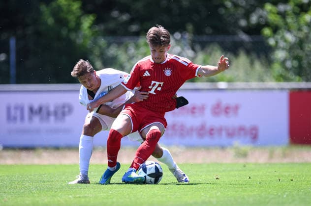Fussball Regionalliga Sued Bayern 2026 2027 Testspiel 12.07.2026 SV Kickers Stuttgart - FC Bayern Muenchen II Tim Bilder (re, FC Bayern Muenchen II) gegen Nico Fundel (li, Kickers) *** Soccer, Southern Bavaria Regional League, 2026–2027, Friendly Match, July 12, 2026, SV Kickers Stuttgart vs. FC Bayern Munich II. Tim Bilder (right), FC Bayern Munich II vs. Nico Fundel (left), Kickers
