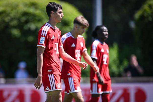 Fussball Regionalliga Sued Bayern 2026 2027 Testspiel 12.07.2026 SV Kickers Stuttgart - FC Bayern Muenchen II Enttaeuschung FC Bayern Muenchen II; Filip Pavic (li) *** Soccer: Southern Bavaria Regional League 2026–2027, Friendly Match, July 12, 2026: SV Kickers Stuttgart vs. FC Bayern Munich II—A Disappointment for FC Bayern Munich II; Filip Pavic (left)