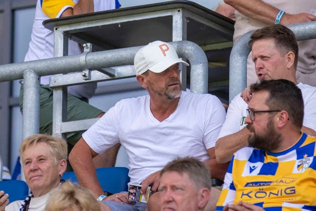 GER, Jena, Fussball, Testspiel, FC Carl-Zeiss Jena vs. 1. FC Union Berlin im Bild v.l.: Torsten Ziegner ( Trainer Lok Leipzig ) mit weisser basecap auf der Tribuene, schaut das Spiel 12.07.2026, Ernst-Abbe Sportfeld Jena DFB REGULATIONS PROHIBIT ANY USE OF PHOTOGRAPHS AS IMAGE SEQUENCES AND OR QUASI-VIDEO, *** GER, Jena, soccer, exhibition match, FC Carl Zeiss Jena vs. 1. FC Union Berlin; pictured from left: Torsten Ziegner, coach of Lok Leipzig, wearing a white baseball cap in the stands, watching the game on July 12, 2026, Ernst Abbe Sportfeld, Jena. DFB regulations prohibit any use of photographs as image sequences and or quasi-video, Copyright: HMBxMedia PaulxFritz