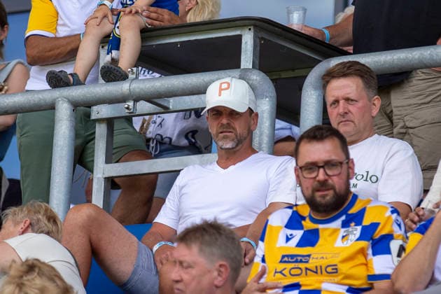 GER, Jena, Fussball, Testspiel, FC Carl-Zeiss Jena vs. 1. FC Union Berlin im Bild v.l.: Torsten Ziegner ( Trainer Lok Leipzig ) mit weisser basecap auf der Tribuene, schaut das Spiel 12.07.2026, Ernst-Abbe Sportfeld Jena DFB REGULATIONS PROHIBIT ANY USE OF PHOTOGRAPHS AS IMAGE SEQUENCES AND OR QUASI-VIDEO, *** GER, Jena, soccer, exhibition match, FC Carl Zeiss Jena vs. 1. FC Union Berlin; pictured from left: Torsten Ziegner, coach of Lok Leipzig, wearing a white baseball cap in the stands, watching the game on July 12, 2026, Ernst Abbe Sportfeld, Jena. DFB regulations prohibit any use of photographs as image sequences and or quasi-video, Copyright: HMBxMedia PaulxFritz
