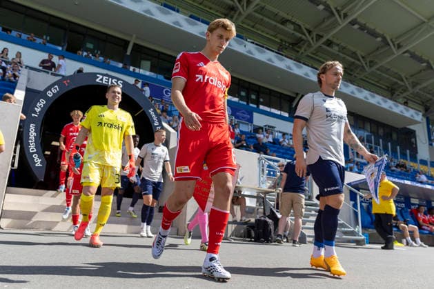 GER, Jena, Fussball, Testspiel, FC Carl-Zeiss Jena vs. 1. FC Union Berlin im Bild v.l.: Aljoscha Kemlein (1. FC Union Berlin 06), Nils Butzen (FC Carl-Zeiss Jena 26),fuehren die Teams aufs Feld 12.07.2026, Ernst-Abbe Sportfeld Jena DFB REGULATIONS PROHIBIT ANY USE OF PHOTOGRAPHS AS IMAGE SEQUENCES AND OR QUASI-VIDEO, *** GER, Jena, Soccer, Friendly Match, FC Carl Zeiss Jena vs. 1. FC Union Berlin (pictured, from left): Aljoscha Kemlein (1. FC Union Berlin 06), Nils Butzen (FC Carl Zeiss Jena 26), leading the teams onto the field on July 12, 2026, Ernst Abbe Sportfeld, Jena. DFB regulations prohibit any use of photographs as image sequences and or quasi-video, Copyright: HMBxMedia PaulxFritz