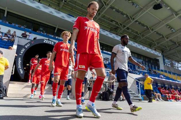 GER, Jena, Fussball, Testspiel, FC Carl-Zeiss Jena vs. 1. FC Union Berlin im Bild v.l.: Tom Rothe (1. FC Union Berlin 15), Marvin Friedrich (1. FC Union Berlin 05), beim Einlaufen der Teams 12.07.2026, Ernst-Abbe Sportfeld Jena DFB REGULATIONS PROHIBIT ANY USE OF PHOTOGRAPHS AS IMAGE SEQUENCES AND OR QUASI-VIDEO, *** GER, Jena, Soccer, Friendly Match, FC Carl Zeiss Jena vs. 1. FC Union Berlin (pictured, from left): Tom Rothe (1. FC Union Berlin 15), Marvin Friedrich (1. FC Union Berlin 05), as the teams take the field on July 12, 2026, Ernst Abbe Sportfeld, Jena. DFB regulations prohibit any use of photographs as image sequences and or quasi-video, Copyright: HMBxMedia PaulxFritz