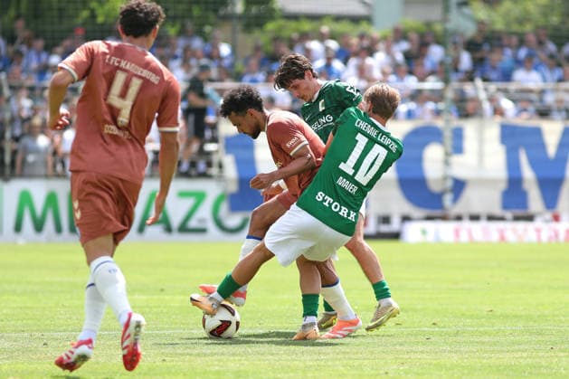 Testspiel: BSG Chemie Leipzig - 1. FC Magdeburg, 12.07.2026 Herbert Bockhorn (7, 1. FC Magdeburg) in der Zange zwischen Elias Kratzer (72, Chemie Leipzig) und Christoph Maier (10, Chemie Leipzig). Fußball, Saison-Vorbereitung 2026 2027, Testspiel: BSG Chemie Leipzig (Regionalliga Nordost) vs. 1. FC Magdeburg (2. Bundesliga) am 12.07.2026 im Alfred-Kunze-Sportpark, Leipzig Leutzsch. *** Friendly Match: BSG Chemie Leipzig vs. 1 FC Magdeburg, July 12, 2026, Herbert Bockhorn 7, 1 FC Magdeburg caught between Elias Kratzer 72, Chemie Leipzig, and Christoph Maier 10, Chemie Leipzig soccer, 2026–2027 preseason, Friendly match: BSG Chemie Leipzig (Regionalliga Nordost) vs. 1 FC Magdeburg (2. Bundesliga) on July 12, 2026, at Alfred Kunze Sportpark, Leipzig-Leutzsch Copyright: xBEAUTIFULxSPORTS JanxKaeferx
