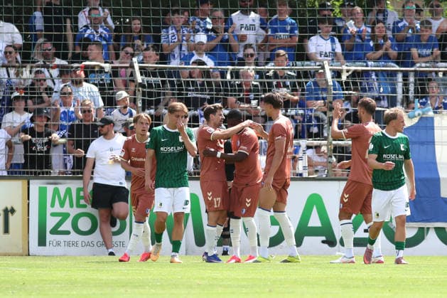 Testspiel: BSG Chemie Leipzig - 1. FC Magdeburg, 12.07.2026 Tor-Jubel beim Team des 1. FC Magdeburg. Fußball, Saison-Vorbereitung 2026 2027, Testspiel: BSG Chemie Leipzig (Regionalliga Nordost) vs. 1. FC Magdeburg (2. Bundesliga) am 12.07.2026 im Alfred-Kunze-Sportpark, Leipzig Leutzsch. *** Friendly Match: BSG Chemie Leipzig vs. 1 FC Magdeburg, July 12, 2026—Goal celebration by the 1 FC Magdeburg soccer team, 2026–2027 preseason, Friendly match: BSG Chemie Leipzig (Regionalliga Nordost) vs. 1 FC Magdeburg (2. Bundesliga) on July 12, 2026, at Alfred Kunze Sportpark, Leipzig-Leutzsch Copyright: xBEAUTIFULxSPORTS JanxKaeferx