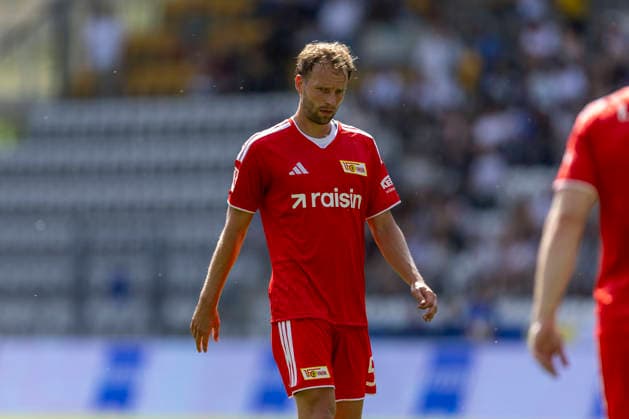 GER, Jena, Fussball, Testspiel, FC Carl-Zeiss Jena vs. 1. FC Union Berlin im Bild v.l.: Marvin Friedrich (1. FC Union Berlin 05), mit haengendem Kopf 12.07.2026, Ernst-Abbe Sportfeld Jena DFB REGULATIONS PROHIBIT ANY USE OF PHOTOGRAPHS AS IMAGE SEQUENCES AND OR QUASI-VIDEO, *** GER, Jena, Soccer, Friendly Match, FC Carl Zeiss Jena vs. 1. FC Union Berlin; pictured from left: Marvin Friedrich, 1. FC Union Berlin 05, with his head down, July 12, 2026, Ernst Abbe Sportfeld, Jena. DFB regulations prohibit any use of photographs as image sequences and or quasi-video, Copyright: HMBxMedia PaulxFritz
