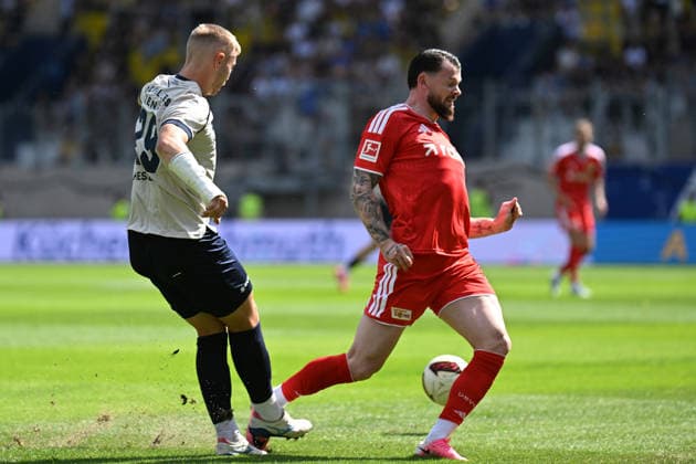 Fußball I Herren I Saison 2026-2027 I Freundschaftsspiel I FC Carl Zeiss Jena - 1. FC Union Berlin I 12.07.2026 Zweikampf Maxim Hessel (29, FC Carl Zeiss Jena), Oliver Burke (7, 1. FC Union Berlin) Jena Ernst-Abbe-Sportfeld, ad hoc Arena Thüringen Deutschland *** Soccer I Men s I 2026–2027 Season I Friendly Match I FC Carl Zeiss Jena vs. 1. FC Union Berlin I July 12, 2026 Tackle: Maxim Hessel (29), FC Carl Zeiss Jena, Oliver Burke (7), 1 FC Union Berlin, Ernst Abbe Sportfeld, ad hoc Arena, Thuringia, Germany Copyright: xLobeca InesxHähnelx