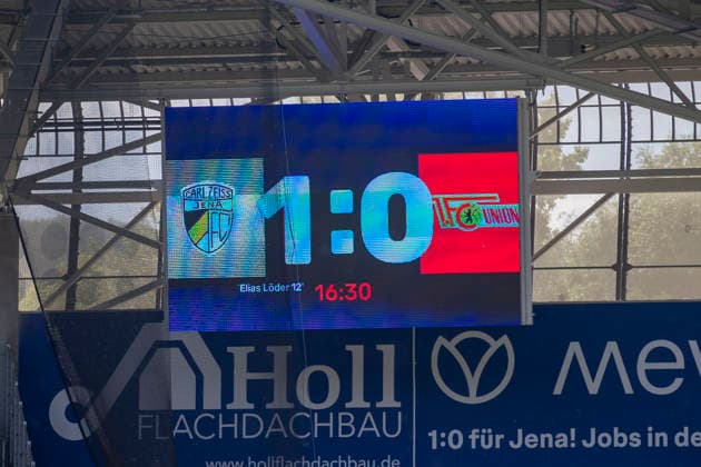 Sport Bilder des Tages GER, Jena, Fussball, Testspiel, FC Carl-Zeiss Jena vs. 1. FC Union Berlin im Bild v.l.: Zwischenstand 1:0 fuer Jena auf der Videowand 12.07.2026, Ernst-Abbe Sportfeld Jena DFB REGULATIONS PROHIBIT ANY USE OF PHOTOGRAPHS AS IMAGE SEQUENCES AND OR QUASI-VIDEO, *** GER, Jena, Soccer, Friendly Match, FC Carl Zeiss Jena vs. 1. FC Union Berlin (pictured, from left): Score 1–0 for Jena displayed on the video screen, July 12, 2026, Ernst Abbe Sportfeld, Jena. DFB regulations prohibit any use of photographs as image sequences and or quasi-video, Copyright: HMBxMedia PaulxFritz
