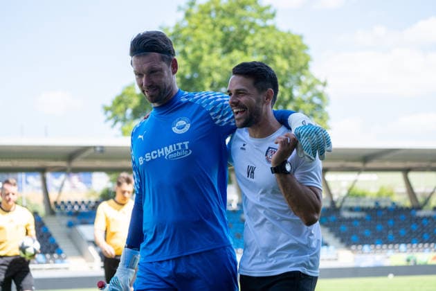 12.07.2026, xhfmx, Fussball Testspiel, FSV Frankfurt - RW Walldorf v.l. Max Grün (1, Rot-Weiß Walldorf), Victor Kleinhenz (Trainer FSV Frankfurt) (DFL DFB REGULATIONS PROHIBIT ANY USE OF PHOTOGRAPHS as IMAGE SEQUENCES and or QUASI-VIDEO) *** July 12, 2026, xhfmx, Soccer Friendly Match, FSV Frankfurt vs. RW Walldorf, Max Grün 1, Rot Weiß Walldorf, Victor Kleinhenz, Coach of FSV Frankfurt. DFL and DFB regulations prohibit any use of photographs as image sequences and or quasi-video.
