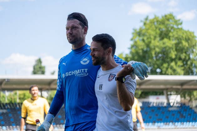 12.07.2026, xhfmx, Fussball Testspiel, FSV Frankfurt - RW Walldorf v.l. Max Grün (1, Rot-Weiß Walldorf), Victor Kleinhenz (Trainer FSV Frankfurt) (DFL DFB REGULATIONS PROHIBIT ANY USE OF PHOTOGRAPHS as IMAGE SEQUENCES and or QUASI-VIDEO) *** July 12, 2026, xhfmx, Soccer Friendly Match, FSV Frankfurt vs. RW Walldorf, Max Grün 1, Rot Weiß Walldorf, Victor Kleinhenz, Coach of FSV Frankfurt. DFL and DFB regulations prohibit any use of photographs as image sequences and or quasi-video.