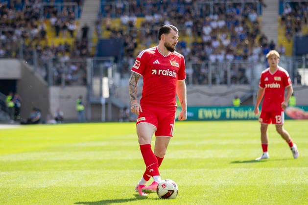 GER, Jena, Fussball, Testspiel, FC Carl-Zeiss Jena vs. 1. FC Union Berlin im Bild v.l.: Oliver Burke (1. FC Union Berlin 07), Aktion mit Ball 12.07.2026, Ernst-Abbe Sportfeld Jena DFB REGULATIONS PROHIBIT ANY USE OF PHOTOGRAPHS AS IMAGE SEQUENCES AND OR QUASI-VIDEO, *** GER, Jena, Soccer, Friendly Match, FC Carl Zeiss Jena vs. 1. FC Union Berlin (pictured, from left): Oliver Burke (1. FC Union Berlin) 07, in action with the ball, July 12, 2026, Ernst Abbe Sportfeld, Jena. DFB regulations prohibit any use of photographs as image sequences and or quasi-video, Copyright: HMBxMedia PaulxFritz