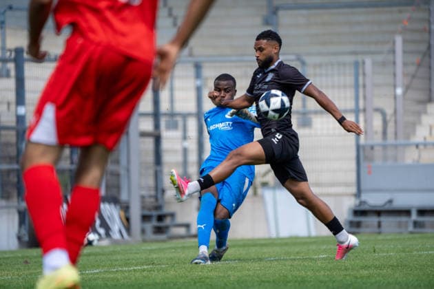 12.07.2026, xhfmx, Fussball Testspiel, FSV Frankfurt - RW Walldorf v.l. Charles Anagu (30, Rot-Weiß Walldorf), Emanuel McDonald (FSV Frankfurt) (DFL DFB REGULATIONS PROHIBIT ANY USE OF PHOTOGRAPHS as IMAGE SEQUENCES and or QUASI-VIDEO) *** July 12, 2026, xhfmx, soccer exhibition match, FSV Frankfurt vs. RW Walldorf, featuring Charles Anagu 30, Rot Weiß Walldorf, Emanuel McDonald, FSV Frankfurt. DFL and DFB regulations prohibit any use of photographs as image sequences and or quasi-video.
