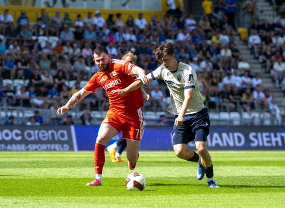 Sport Bilder des Tages Fußball, Herren, Saison 2026 2027, Testspiel, FC Carl Zeiss Jena - 1. FC Union Berlin, v. l. Oliver Burke (1. FC Union Berlin), Emilio Munser (FC Carl Zeiss Jena), 12.07. 2026, *** Soccer, Men s, 2026–2027 Season, Friendly Match, FC Carl Zeiss Jena vs. 1. FC Union Berlin, from left: Oliver Burke (1. FC Union Berlin), Emilio Munser (FC Carl Zeiss Jena), July 12, 2026, Copyright: xMatthiasxKochx